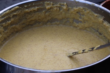 Pentola con polenta gialla che cuoce