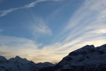 Nuvole tra le Dolomiti sulle Alpi al tramonto in inverno