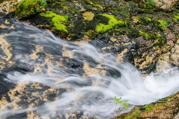 schnell fliessendes wasser von einem bach