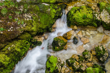 schnelles wasser mit felsen