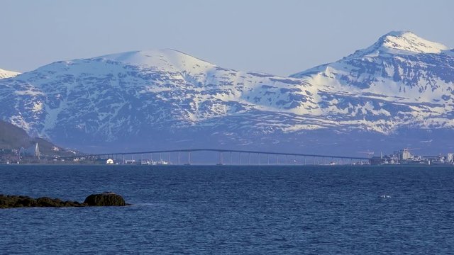 Brücke, Berg  und Fjord im Norden Norwegens
