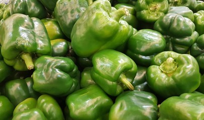 Fototapeta na wymiar Fresh green Bell Pepper vegetables on a supermarket stand.