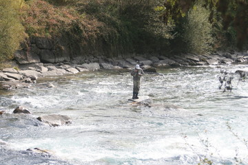 Angler im Wildwasser