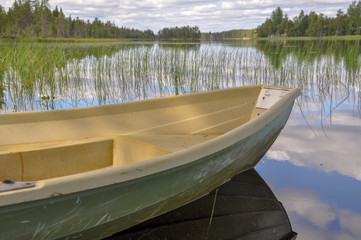 Obraz premium boat by the lake in summer
