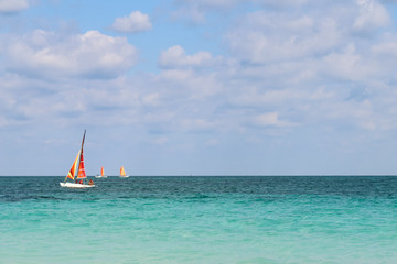Obraz premium Sailboats sailing along the Atlantic coast, Cuba, Varadero