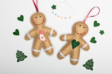 handmade gingerbread men and green hearts on a white background and the words love (love)
