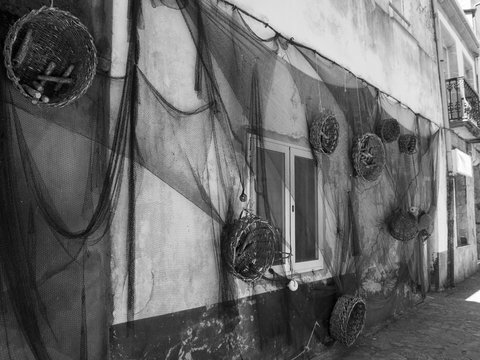 Arte con redes de pesca y cestos decorando la fachada de una casa, en la zona de Muros,  Galicia, Espa&ntilde;a, verano de 2018
