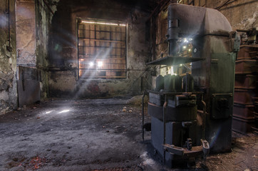 Fototapeta na wymiar presse in einer verlassenen fabrik