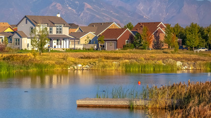 Fototapeta na wymiar Scenic view with homes near lake against mountain