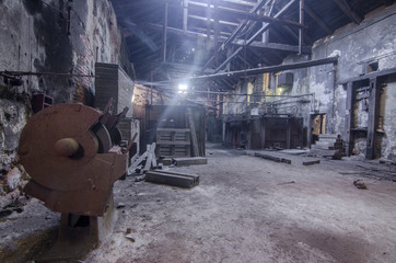 sonnenstrahlen in einem alten fabriksgebaeude