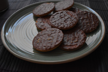 Plato con galletas bañadas en chocolate
