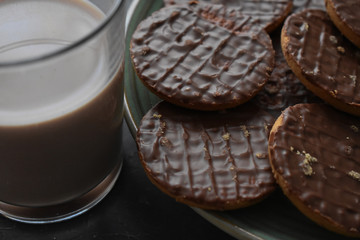 Deliciosas galletas de chocolate, vaso de leche