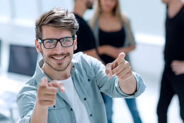 Obraz premium Smiling man pointing his finger to you