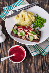 tasty turkey sandwich, mashed potato, green peas