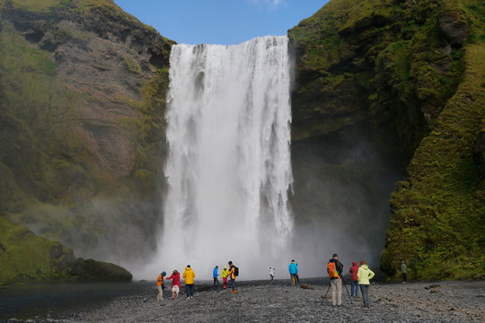 Iceland. People admire the waterfall /Исландия. Люди восхищаются водопадом