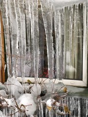 zu eis gefrorenes wasser, kalter winter formt eiszapfen/klare durchsichtige gebilde in kalter jahreszeit, schönheit der natur/wasser erstarrt in der bewegung
