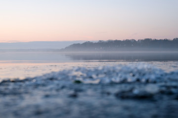 Obraz premium is out of focus in the foreground and forest in focus across the lake