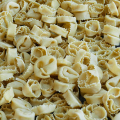 Dolciumi natalizi del sud Italia. Bari. Preparazione di Cartellate fresche con pasta fatta a mano, senza vin cotto