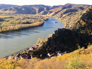 die donau, großer fluss der durch die wachau in österreich fließt/hügelige, liebliche landschaft durchzogen von breitem strom/von wasser geformte landschaft