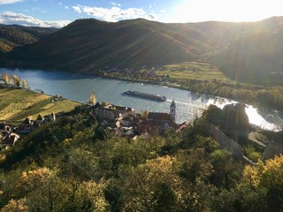 die donau, großer fluss der durch die wachau in österreich fließt/hügelige, liebliche landschaft durchzogen von breitem strom/von wasser geformte landschaft