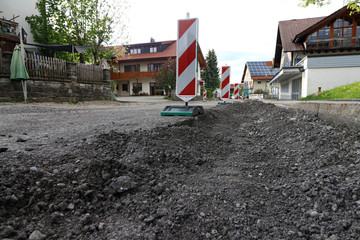 Eine Baustelle an einer Straße in einer Stadt