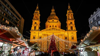 Foto op Plexiglas Kerstmarkt op het Vorosmarty-plein voor de Sint-Stefanusbasiliek - Boedapest, Hongarije © larairimeeva