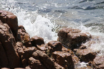 Fototapeta premium waves crashing on rocks