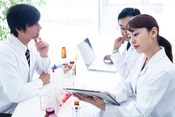 Fototapeta premium 実験結果の用紙をよく見ている男性研究員