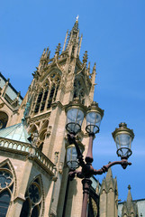Fototapeta na wymiar Ville de Metz, clocher de la cathédrale Saint-Etienne, réverbère en premier plan, département de la Moselle, France