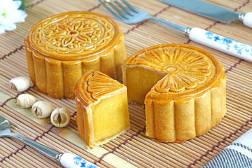 Fototapeta premium Moon cake : Chinese moon cake, traditionally eaten during the Mid-Autumn Festival. The festival is for lunar appreciation and moon watching.