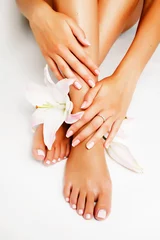 Foto op Plexiglas Pedicure manicure pedicure met bloem lelie close-up geïsoleerd op wit