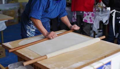 蕎麦打ちをする料理人