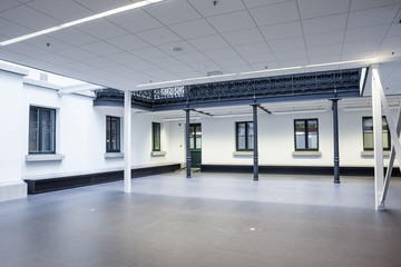 Obraz premium pusty korytarz biblioteczny