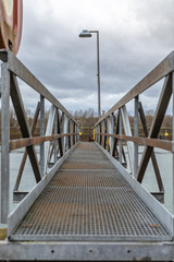 Brücke von einer anlegestelle für Binnenschiffe
