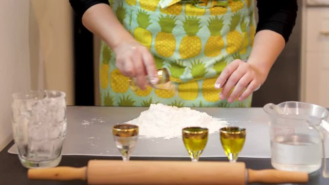 Sprinking garlic powder on dough
