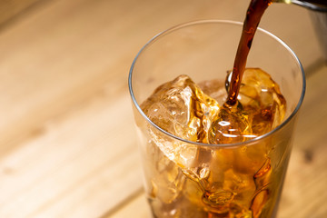 アイスコーヒーを注ぐ