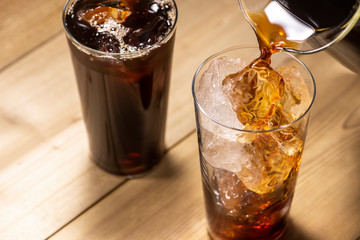 アイスコーヒーを注ぐ