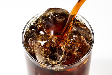 グラスにアイスコーヒーを注ぎ入れる