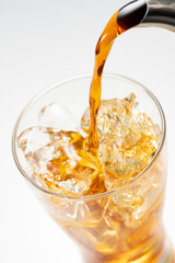 グラスにアイスコーヒーを注ぎ入れる