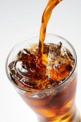 グラスにアイスコーヒーを注ぎ入れる