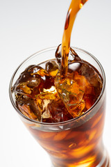 グラスにアイスコーヒーを注ぎ入れる
