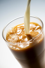 珈琲にミルクを入れる