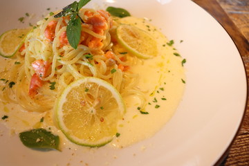 スモークサーモンとレモンのクリームソース