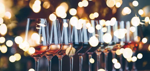 Gordijnen Wijnglazen op een rij. Buffet tafel viering van wijnproeven. Nachtleven, feest en entertainment concept © Ekaterina_Molchanova