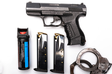 Pistolet, kajdanki i gaz na białym tle © JacZia