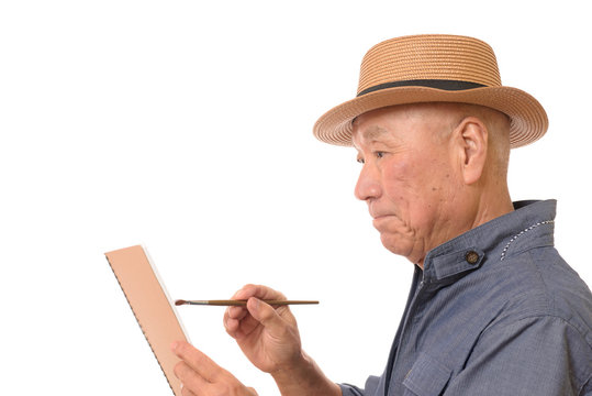 スケッチを楽しむシニア