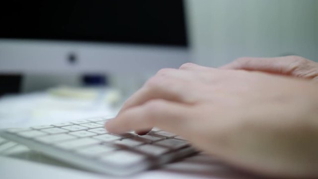 Hand auf Tastatur Slowmotion