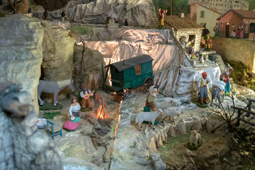 D&eacute;tail d'une cr&egrave;che de no&euml;l proven&ccedil;ale, feu de camps en santon de Provence Hommage &agrave; Notre Dame de Paris avec des santon de no&euml;l Esm&eacute;ralda
