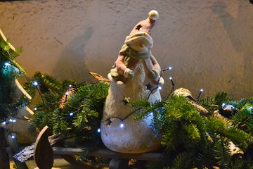 Weihnachtliche Dekoration mit Schneemann