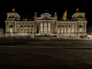 Fototapeta na wymiar Reichstagsgebäude in Berlin bei Nacht schwarz weiß